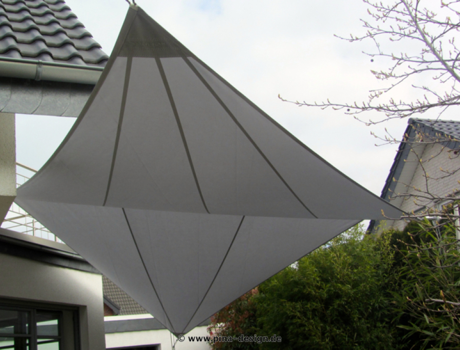 Sonnensegel manuell Erwitte II. 3M / 1W graues Segel vor weißen Haus
