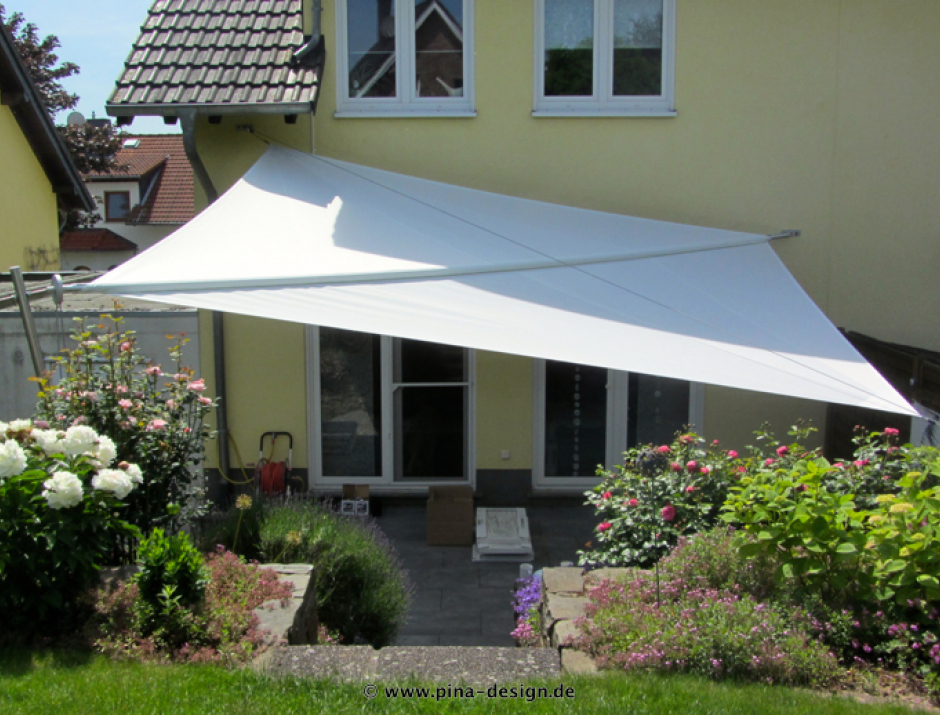 Sonnensegel manuell Grafschaft 2M / 2W II. weißes Segel vor gelben Haus