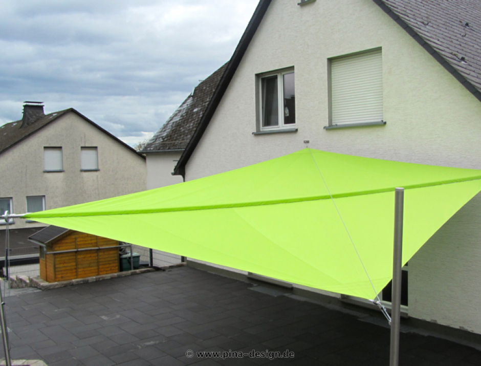 Sonnensegel manuell Rüthen 2M / 2W grünes Segel vor weißen Haus