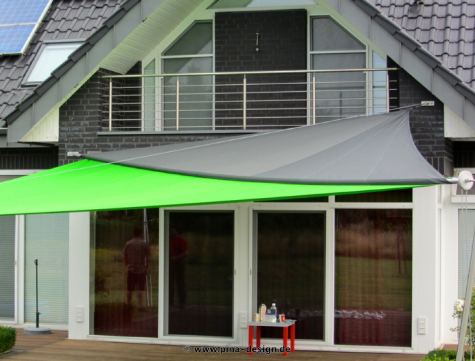 Sonnensegel manuell Steinfurt 2M / 2W I. grün/anthrazites Segel vor einem Haus
