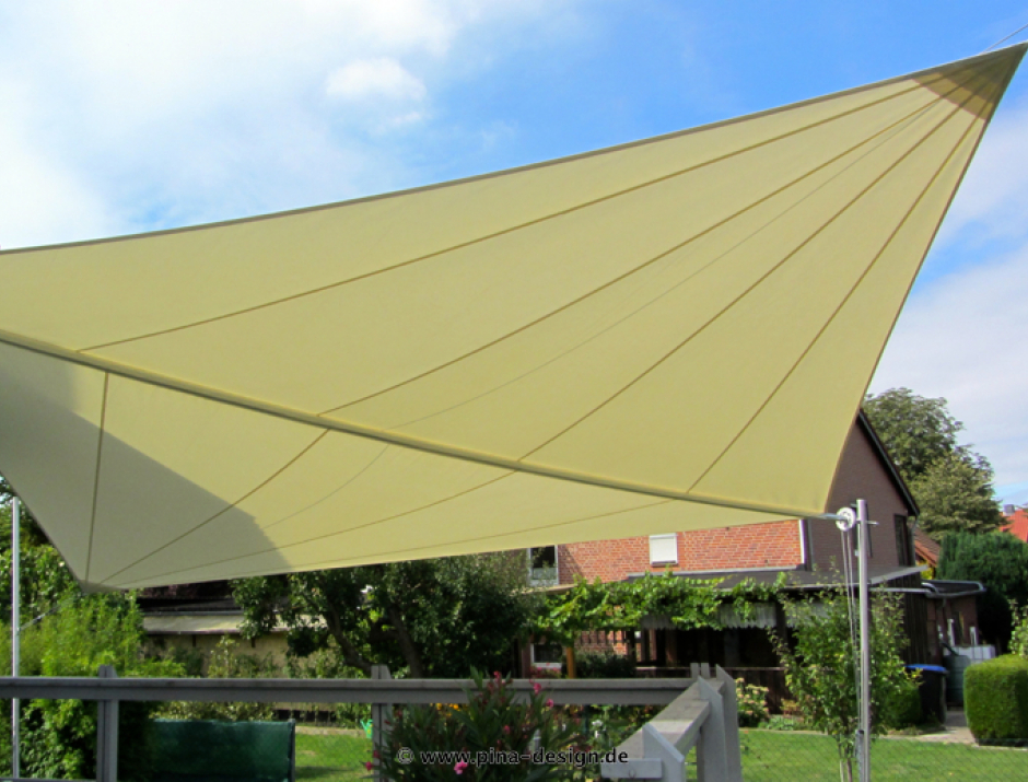 Sonnensegel aufrollbar Baddeckenstedt vor hellblauem Haus
