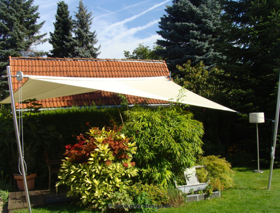 Sonnensegel manuell Düsseldorf 4M in elfenbein über einer Gartenterrasse