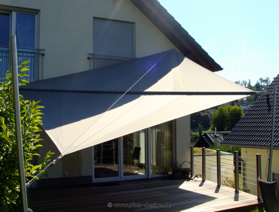 Sonnensegel manuell Freudenberg 2M / 2W graues Segel vor einem Haus