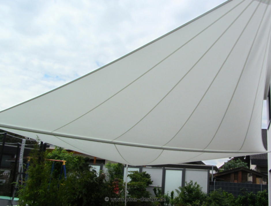 Sonnensegel manuell Hartenhausen 2M / 2W I. weißes Segel vor einem weißen Haus