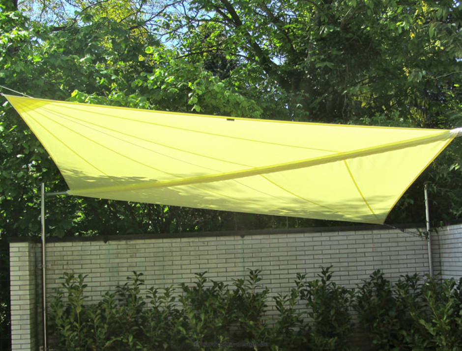 Sonnensegel manuell aufrollbar auf einer Gartenterrasse