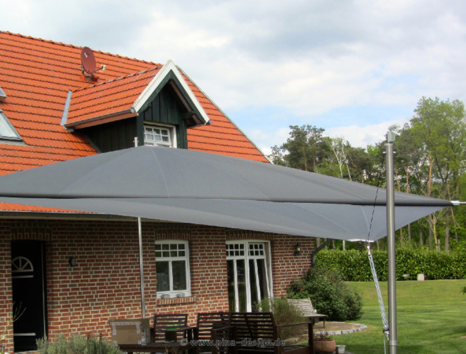 Sonnensegel - elektrisch + anthrazitfarben - über Gartenterrasse in Meppen 