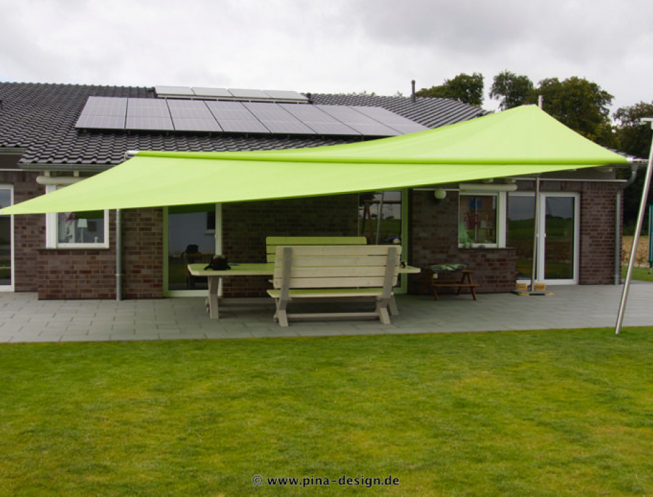 Sonnensegel elektrisch Bodenstedt 3M / 1W I. grünes Sonnensegel vor einem Haus