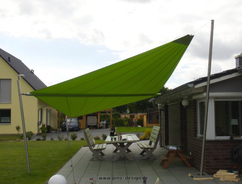 Sonnensegel elektrisch Bodenstedt 3M / 1W II. grünes Segel vor einem Haus