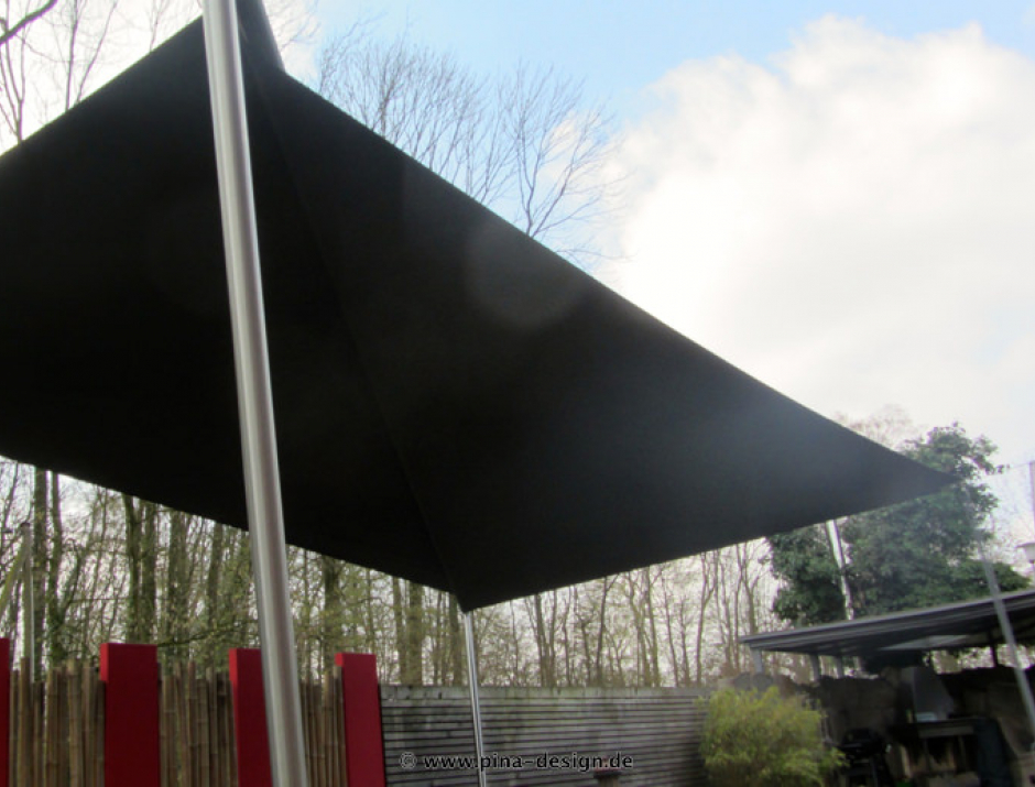 Sonnensegel elektrisch Münster 4M I. antrazites Segel über einer Gartenterrasse