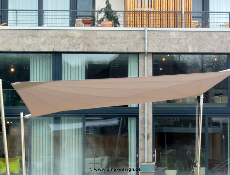Sonnensegel elektrisch Schermbeck 4M II. braunes Segel über einer Terrasse