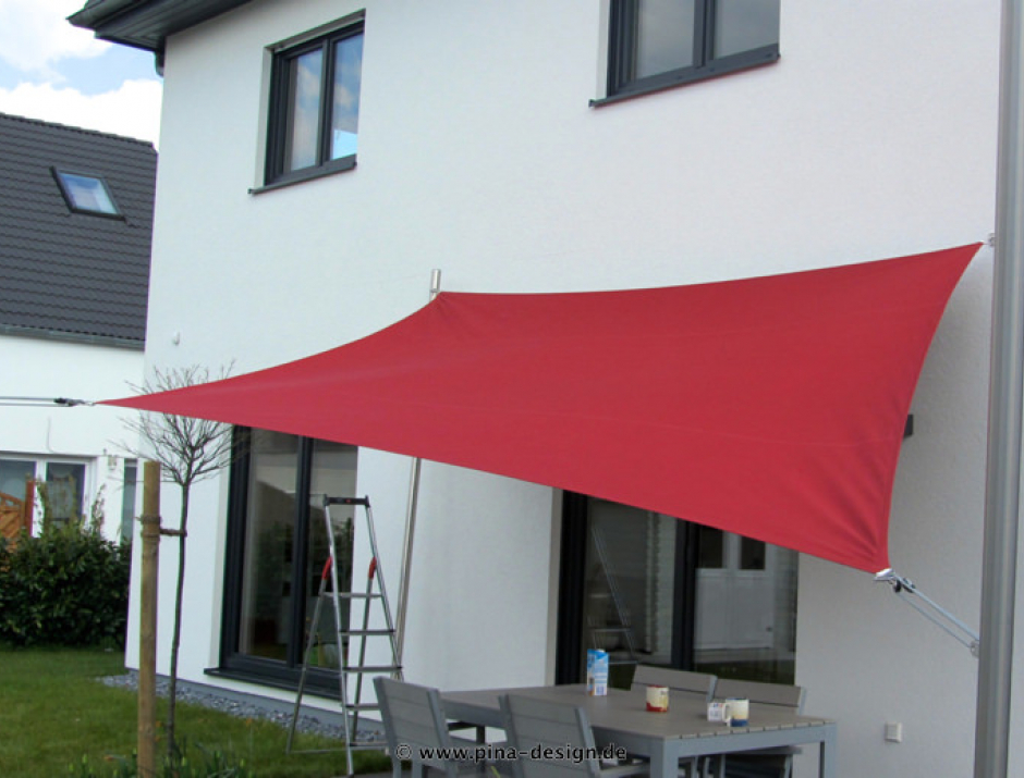 Sonnensegel feststehend Dortmund 3M / 1W IV. rotes Segel vor einem weißen Haus
