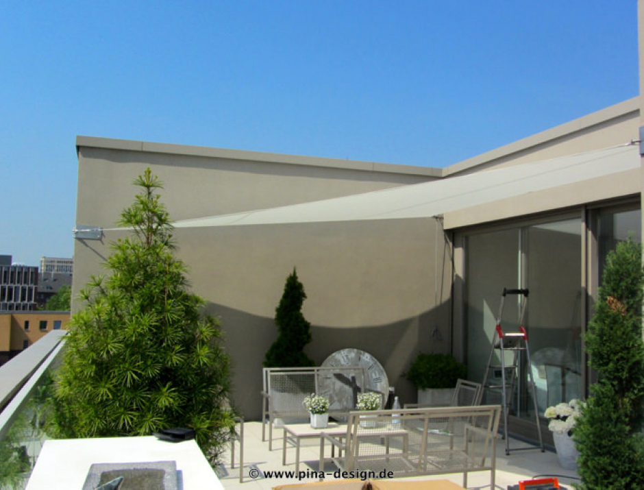 Sonnensegel feststehend Düsseldorf II. in elfenbein vor einem Haus