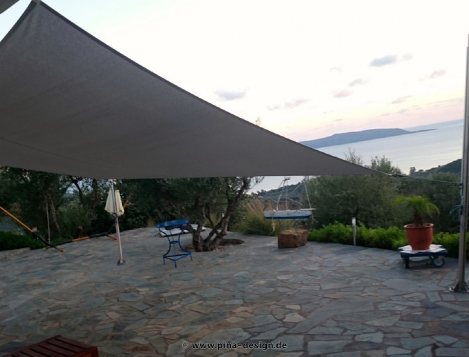 Sonnensegel feststehend Griechenland 2M / 2W I. weißes Segel über einer Steinterrasse
