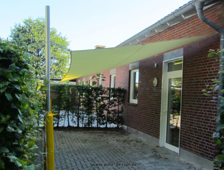 Sonnensegel feststehend Lüdinghausen 2M / 2W gelbes Segel vor einem Haus