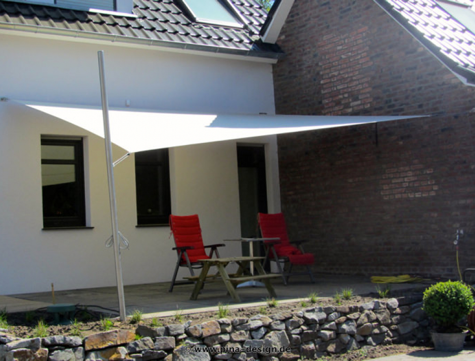 Sonnensegel feststehend Osnabrück 1M / 3W weißes Segel vor einem weißen Haus