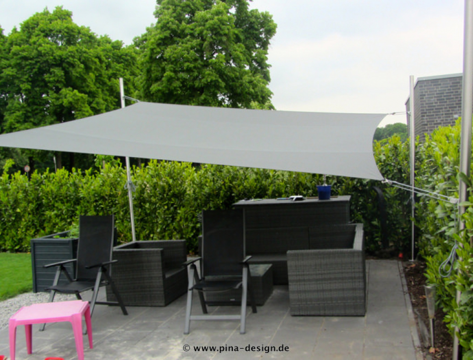 Sonnensegel feststehend Rheine 4M II. graues Segel über einer Gartenterrasse