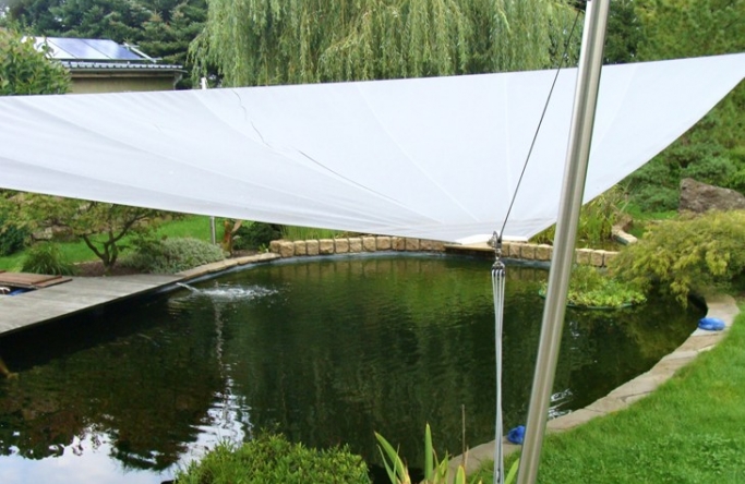 Sonnensegel elektrisch als Sonnenschutz über Koiteich