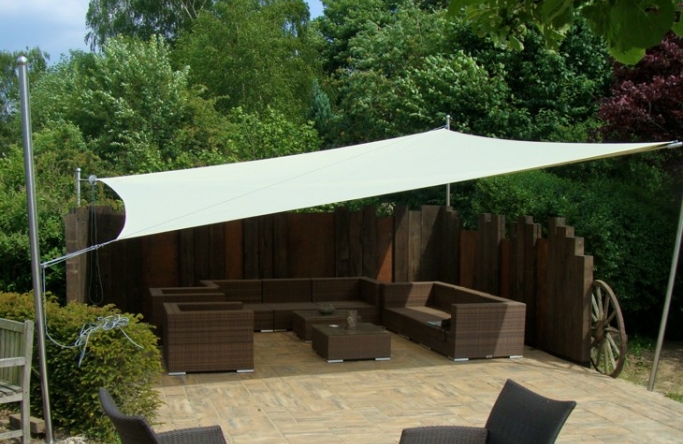 Sonnensegel aufrollbar in manuell auf einer Gartenterrasse