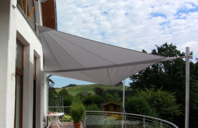 Sonnensegel manuell Büren 2M / 2W II. graues Segel über einen Balkon