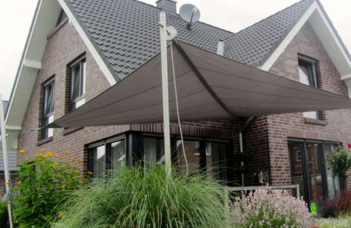 Sonnensegel manuell Dülmen 3M / 1W II. graues Segel vor einem Haus