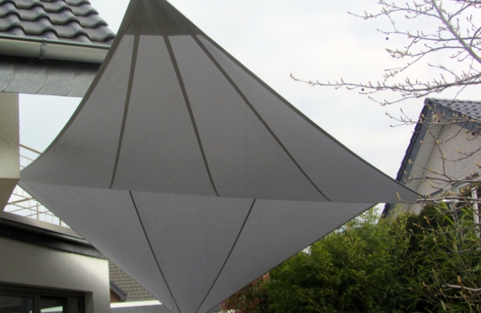 Sonnensegel manuell Erwitte II. 3M / 1W graues Segel vor weißen Haus