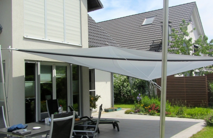 Sonnensegel manuell Hamm 3M / 1W I. graues Segel vor einem Haus