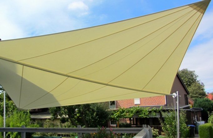 Sonnensegel aufrollbar Baddeckenstedt vor hellblauem Haus
