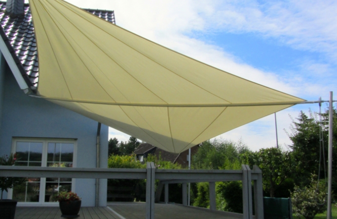 Sonnensegel aufrollbar Baddeckenstedt vor hellblauem Haus mit Terrasse