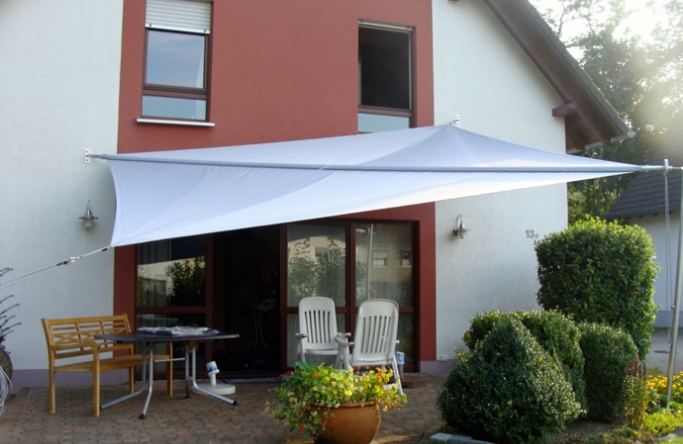 Sonnensegel manuell Castrop-Rauxel 2M / 2W graues Segel vor einem Haus