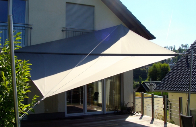 Sonnensegel manuell Freudenberg 2M / 2W graues Segel vor einem Haus