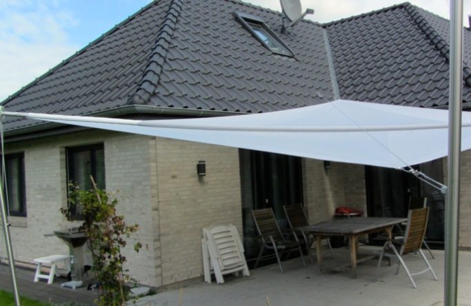 Sonnensegel manuell Geesthacht 3M / 1W weißes Segwl vor einem Haus