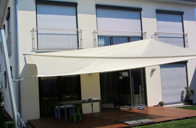 Sonnensegel manuell Hannover 2M / 2W II. in elfenbein vor einem Haus