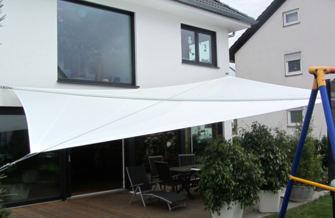 Sonnensegel manuell Hartenhausen 2M / 2W II. weißes Segel vor einem weißen Haus