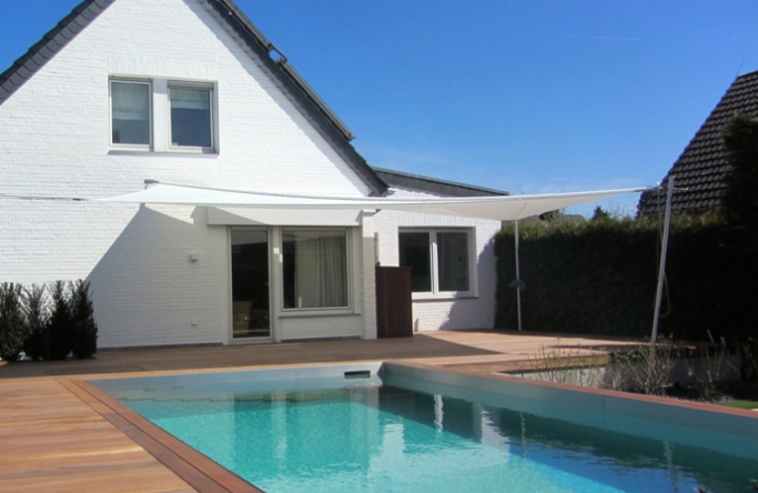 Sonnensegel manuell Mönchengladbach 3M / 1W weißes Segel vor einem weißen Haus