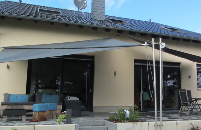 2 Sonnensegel manuell Overath 2M / 2W anthrazite Segel vor einem Haus