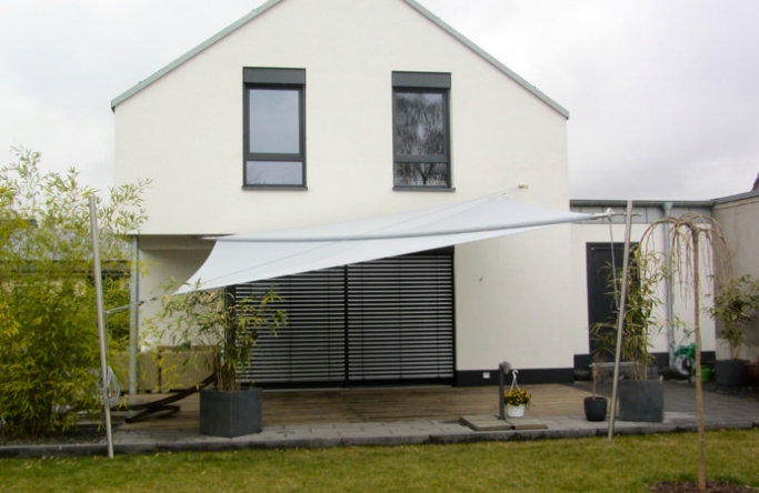 Tönisvorst I. - Sonnensegel über Terrasse