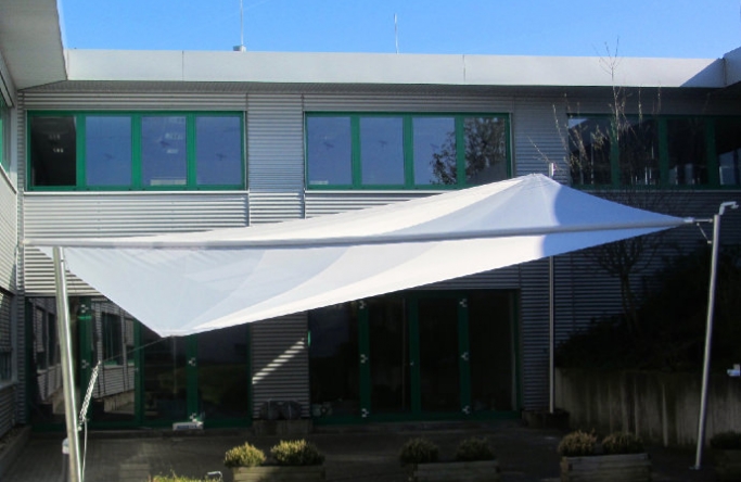 Sonnensegel -elektrisch - in Alsfeld in Weiß über Innenhofterrasse