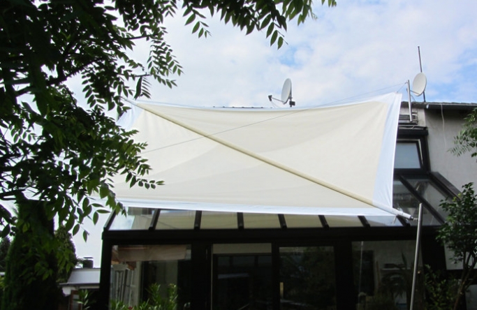 Sonnensegel elektrisch Erfstadt 2M  / 2W in elfenbein über einen Wintergarten