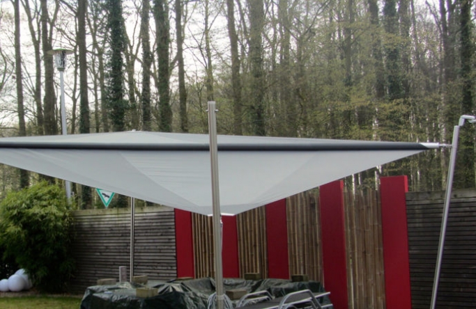 Sonnensegel elektrisch Münster 4M II. anthrazites Segel über einer Gartenterrasse