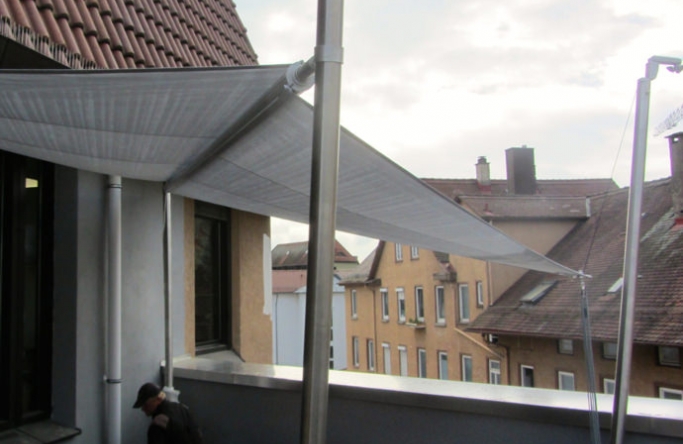 Sonnensegel elektrisch Tübingen 3M / 1W graues Segel über einer Dachterrasse
