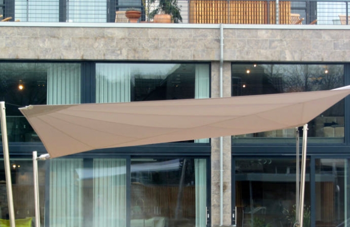 Sonnensegel elektrisch Schermbeck 4M II. braunes Segel über einer Terrasse