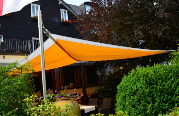 Bestwig/ Olsberg – Sonnensegel über Hotelterrasse