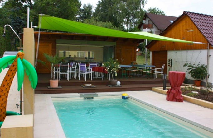 Sonnensegel elektrisch aufrollbar am Pool in Erfurt 