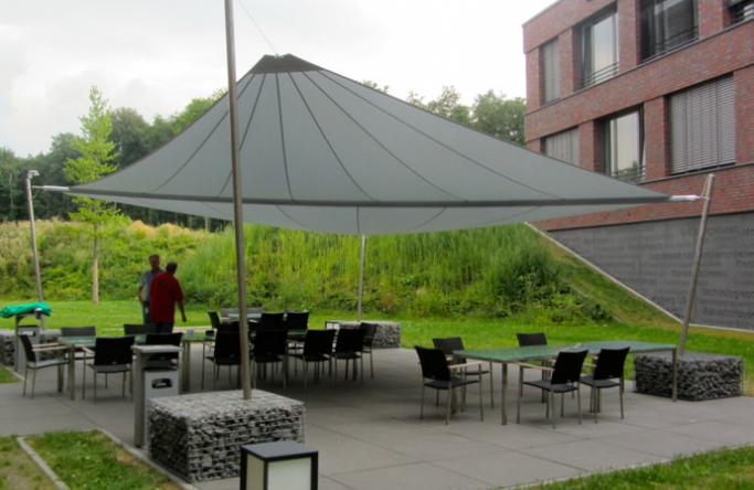 Essen – Sonnensegel Gartenterrasse als Unterstand auf einem Firmengelände