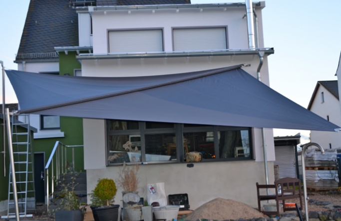 Limburg - Sonnensegel über Terrasse