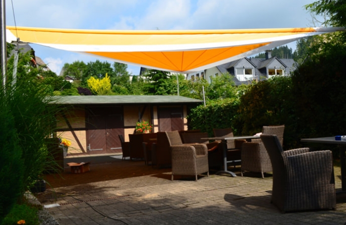 Bestwig/ Olsberg II. – Sonnensegel über zweiter  Hotelterrasse