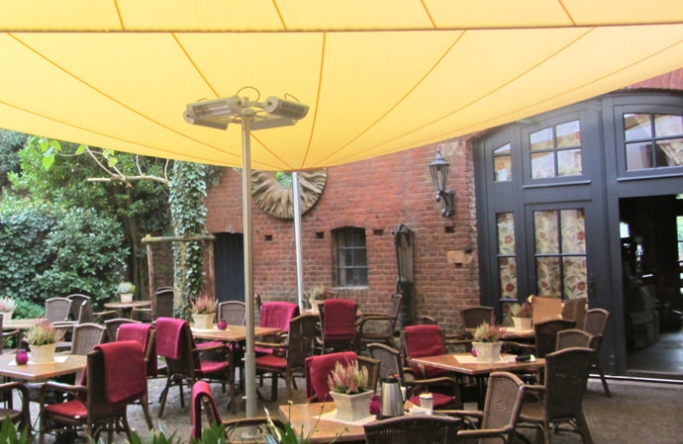 Xanten Sonnensegel im Hof des Gotischen Hauses