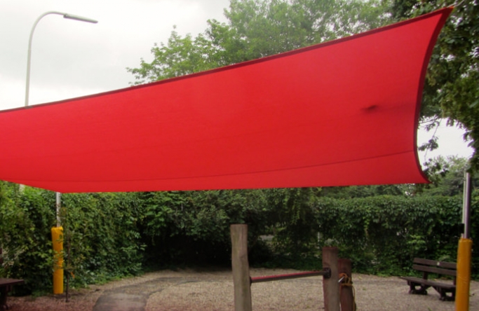Sonnensegel feststehend Dormhagen 4M rotes Segel über einen Spielplatz