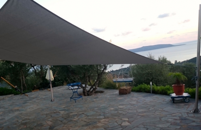 Sonnensegel feststehend Griechenland 2M / 2W I. weißes Segel über einer Steinterrasse